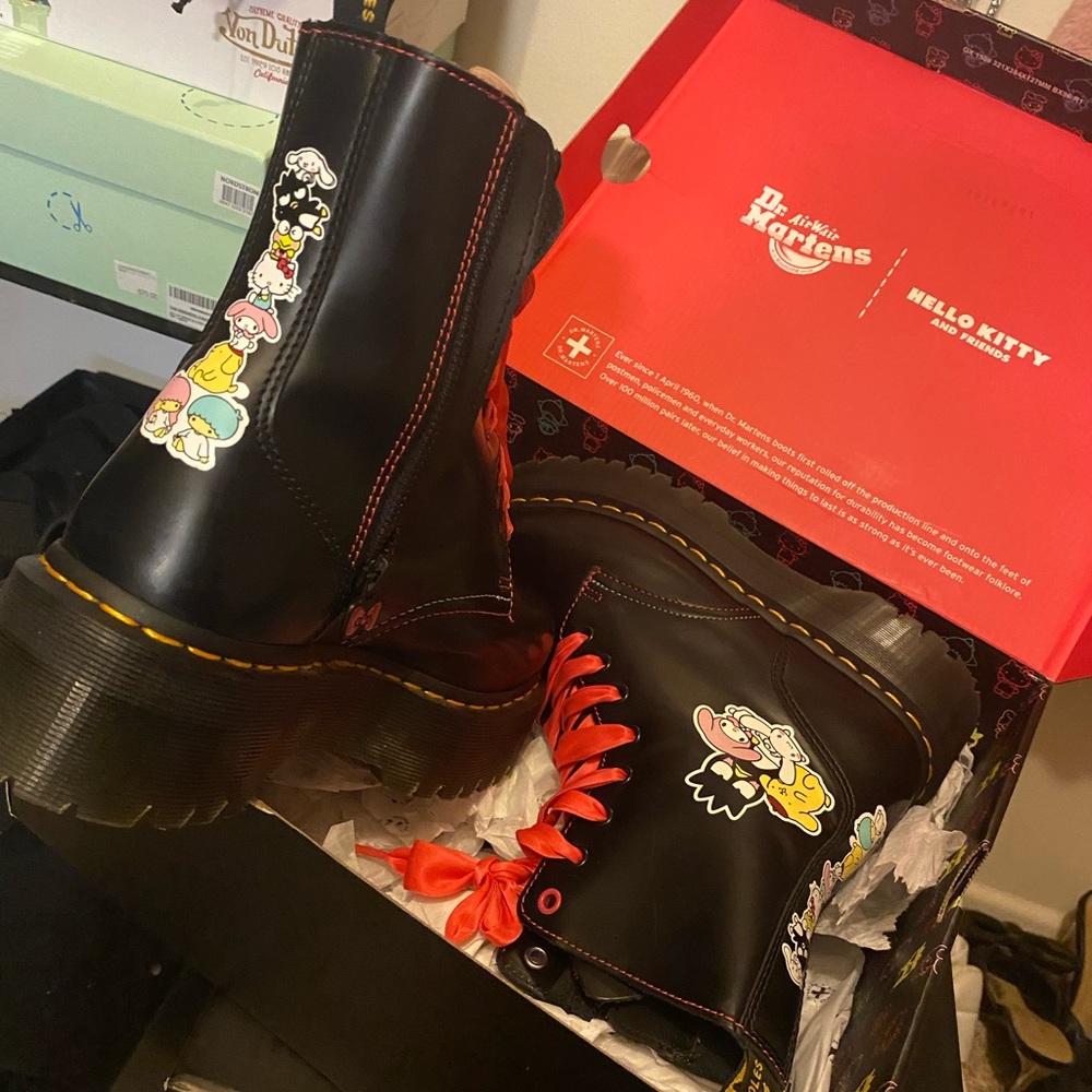 Dr. Martins hello kitty and friends 💕💕💕💕